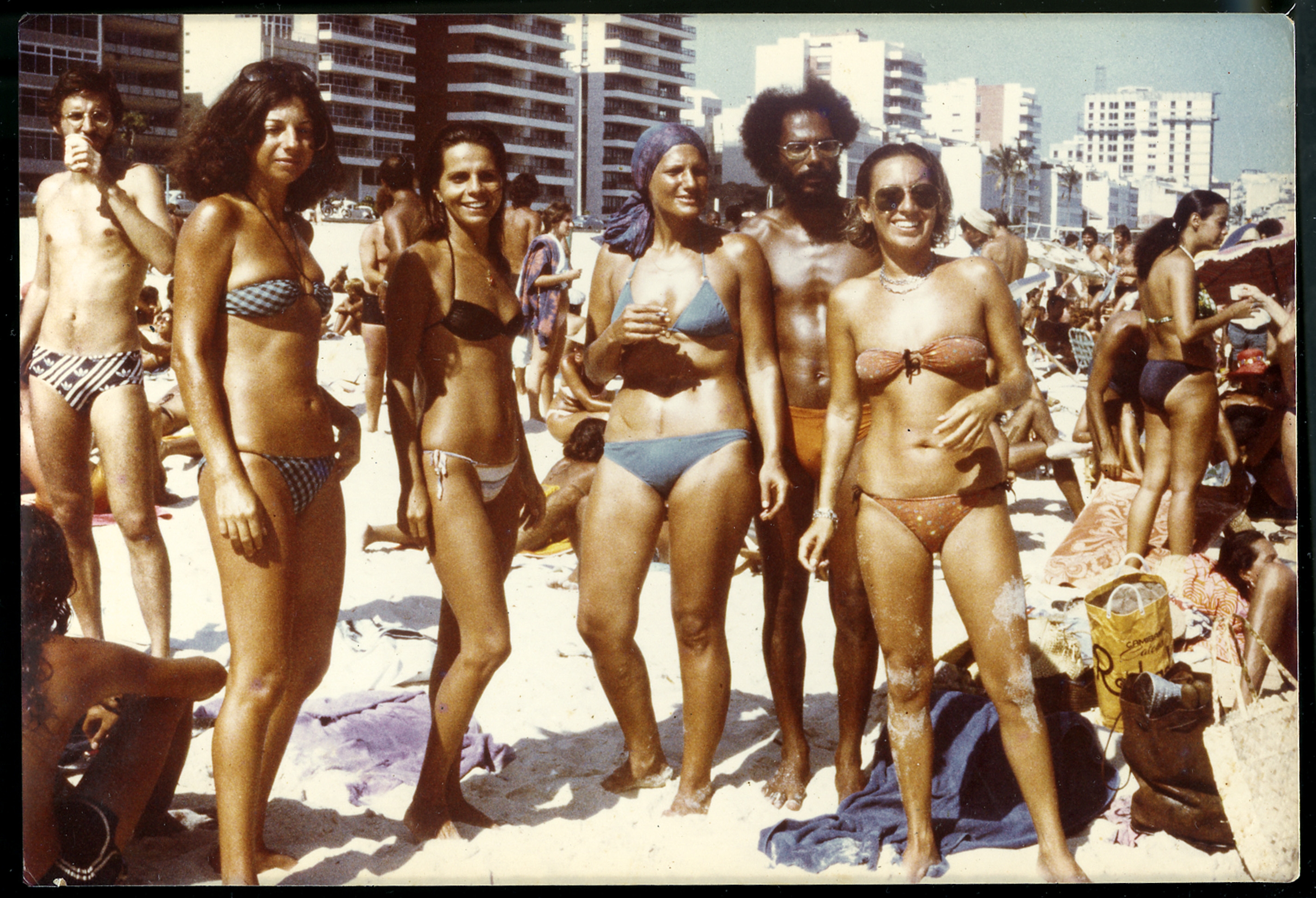 Curtindo o verão de 1977 na praia de Ipanema com os amigos (Regina é a da ponta, à dir.)