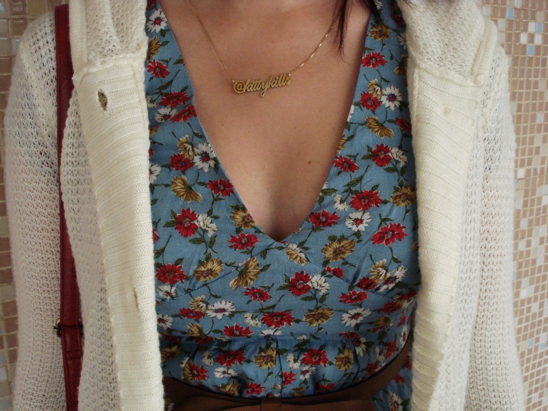 Olha só que luxo o colar da Lia, é o Twitter dela (@kittykills). Ela mandou fazer na www.colarcomnome.com.br. “Foi meio carinho, mas vale pela exclusividade”.