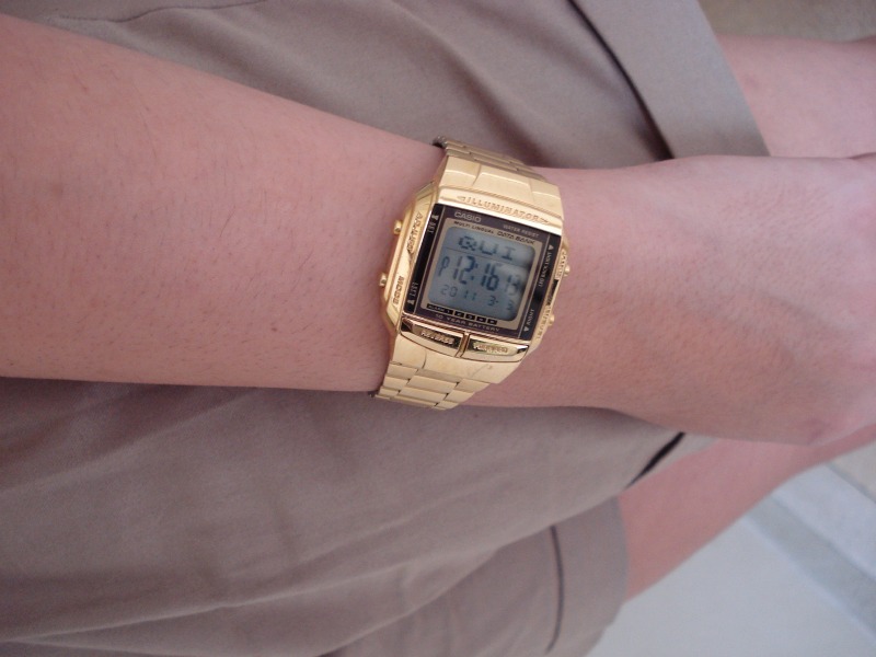 O relógio, da Casio, é outro exemplo do consumismo de Lia. “Não consegui ter só o dourado. Comprei também o prata”.