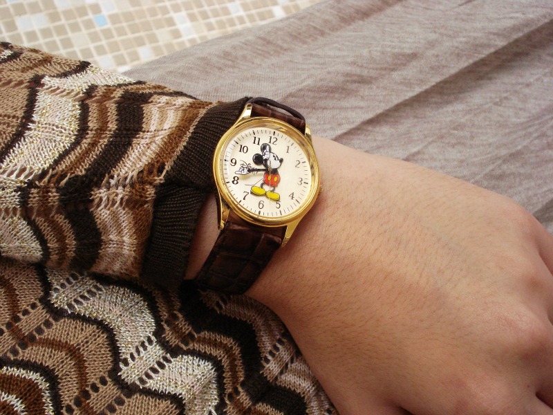 Pra fantasiar um pouco o look, Lia escolheu um relógio do Mickey Mouse.