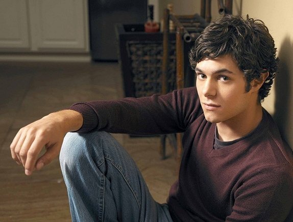 Adam Brody interpretou na série The OC o sarcástico Seth Cohen, o nerd mais querido da TV em meados dos anos 2000. No seriado ele conquistou o coração da popular Summer e os de muitas garotas além da telinha