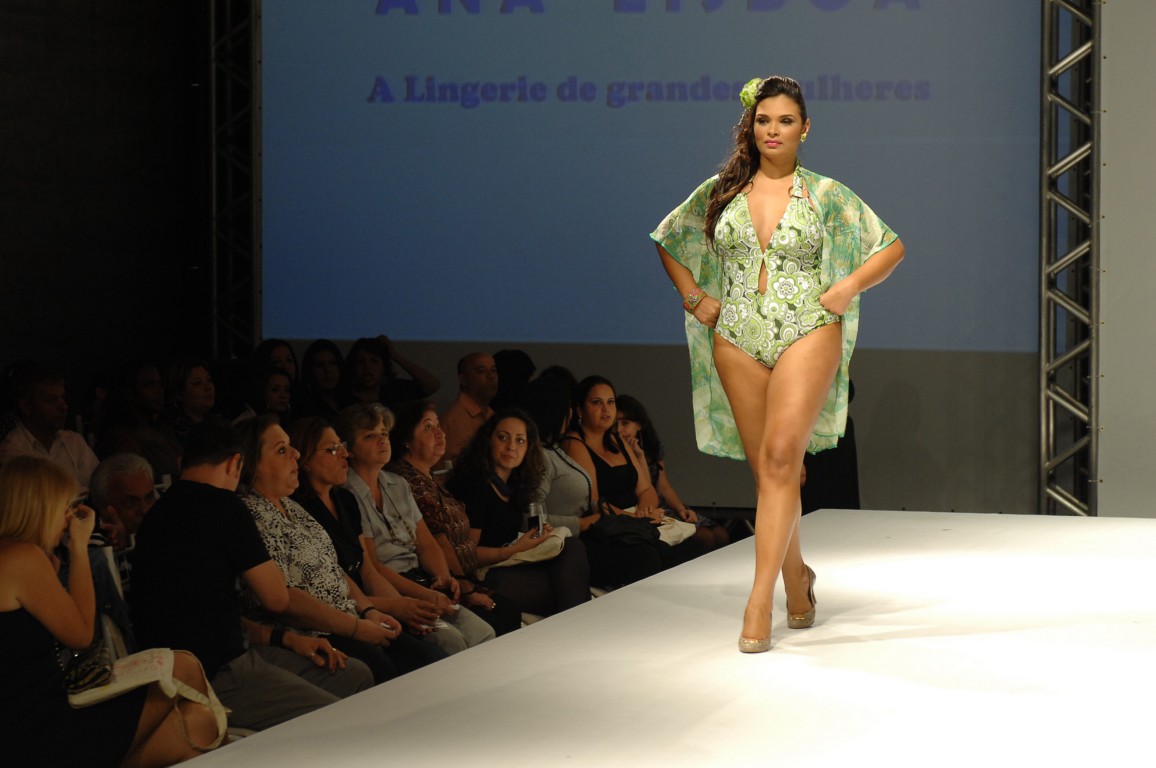 Silvia Neves desfilando no Fashion Weekend Plus Size