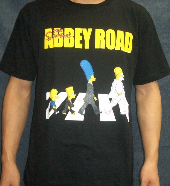 Simpsons + Abbey Road - Fãs dos Simpsons são quase tão fáceis de encontrar quanto fãs dos Beatles. A união dos dois ícones nesta paródia da famosa foto de capa do álbum Abbey Road (1969) é medalha de ouro entre as camisetas de fazer amigos