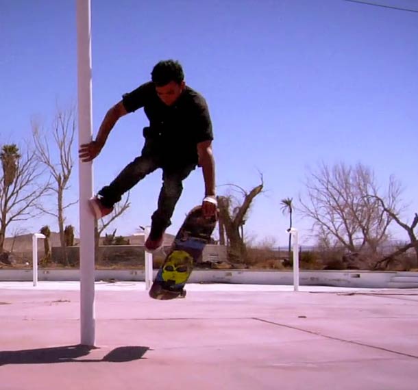 Cenas de Altered Route, filme que revive a memória do skate freestyle com sessão em parque aquático abandonado