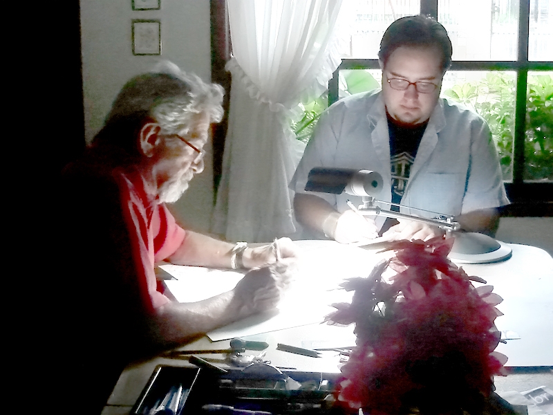 Milton Sobreiro e o filho Felipe desenhando