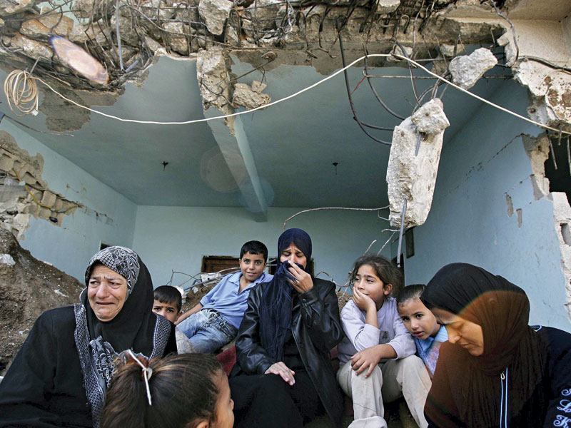 Palestinos choram pelos parentes mortos na guerra