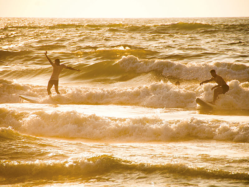 Surfistas ocupam a praia de Sheik Khazdien antes da guerra