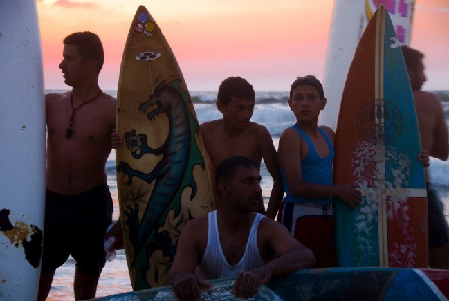 Imagens do filme God Went Surfing With The Devil, mostrando a vida dos surfistas na Faixa de Gaza