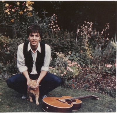 Syd Barrett, primeiro vocalista do Pink Floyd, e seu gato ruivo