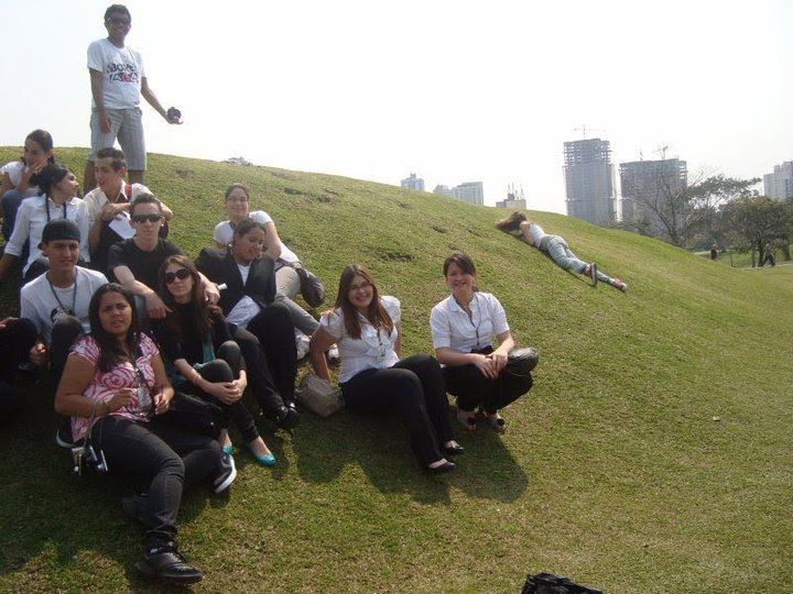 Thais despencando ladeira abaixo na hora da foto. Palmas para quem registrou esse momento