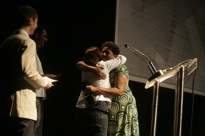 Tia Dag abraça Vanete Almeida na entrega do prêmio
