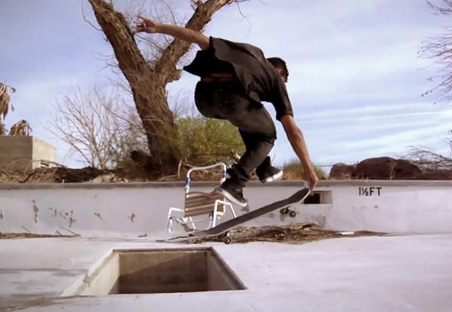 Cenas de Altered Route, filme que revive a memória do skate freestyle com sessão em parque aquático abandonado