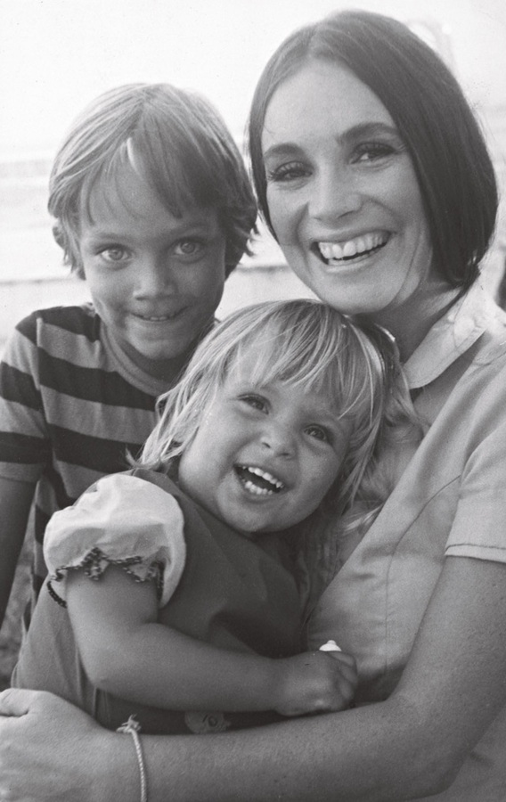 Em 1976, Gabriela, então com 2 anos, no colo da mãe e com o irmão André