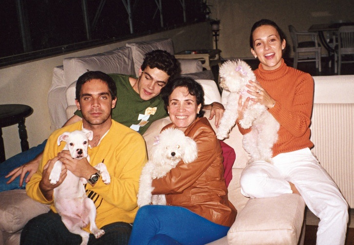 Em 2001, com André, João (irmão do segundo casamento da mãe, sete anos mais novo), Regina e os cães Luna, Bibi e Chiquinha