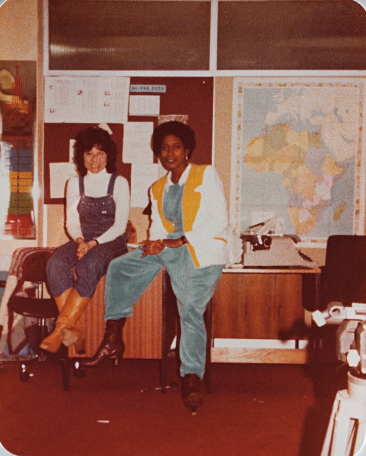 Nos anos 80, Glória ia a Londres gravar reportagens. Na foto, com a repórter Sandra Passarinho, no escritório da Globo