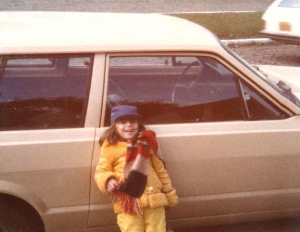 Aos 5 anos, apoiada na Belina ano 1979 que a família usava para viajar