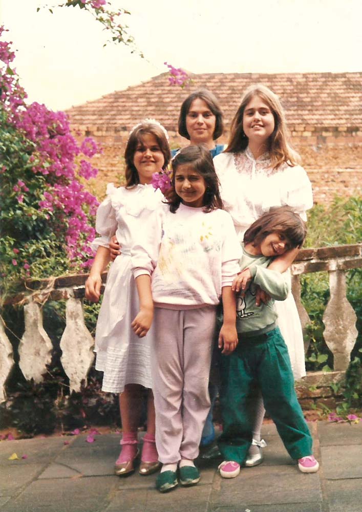 Ee minibombacha verde, com uma amiga da mãe e as irmãs Carolina, Mariana e Luciana , em Estância Velha (RS)