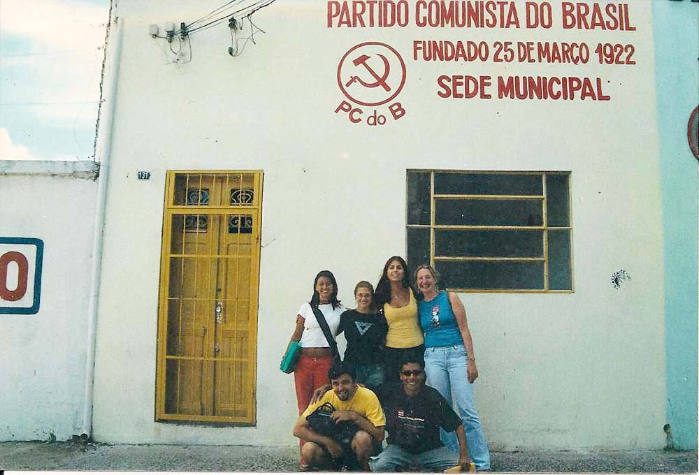 De regata amarela, recém-filiada ao PCdoB, em frente à antiga sede do partido em Porto Alegre