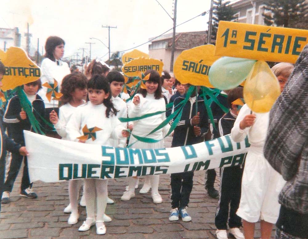 com a turma da primeira série na passeata de 7 de Setembro de 1988, em São Lourenço do Sul (RS): “Somos o futuro”
