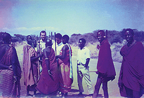 Com uma tribo da África Oriental, em 1966