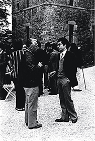 Trocando ideia com o mestre e amigo Roland Barthes, sociólogo e filósofo frânces, na década de 70
