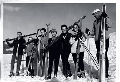 Terceiro da esquerda para a direita, Contardo esquiando com amigos nos Alpes, em 1964