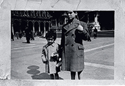 Com o irmão mais velho, Bernardino, aos 3 anos, na Piazza del Duomo, em Milão, onde nasceu