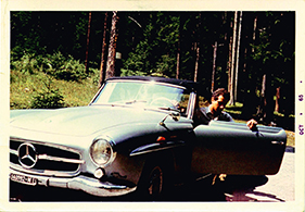 Paixão por conversíveis: o jovem Contardo nos anos 1960 a bordo de seu Mercedes 190, nas estradas francesas