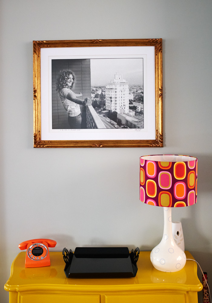 Lembrança: O abajur estilo anos 70 da artista Flavia Del Pra fez parte da decoração do casamento. O móvel amarelo é do Empório Santa Fé e foi reformado. Robert Plant, do Led Zepellin, faz companhia