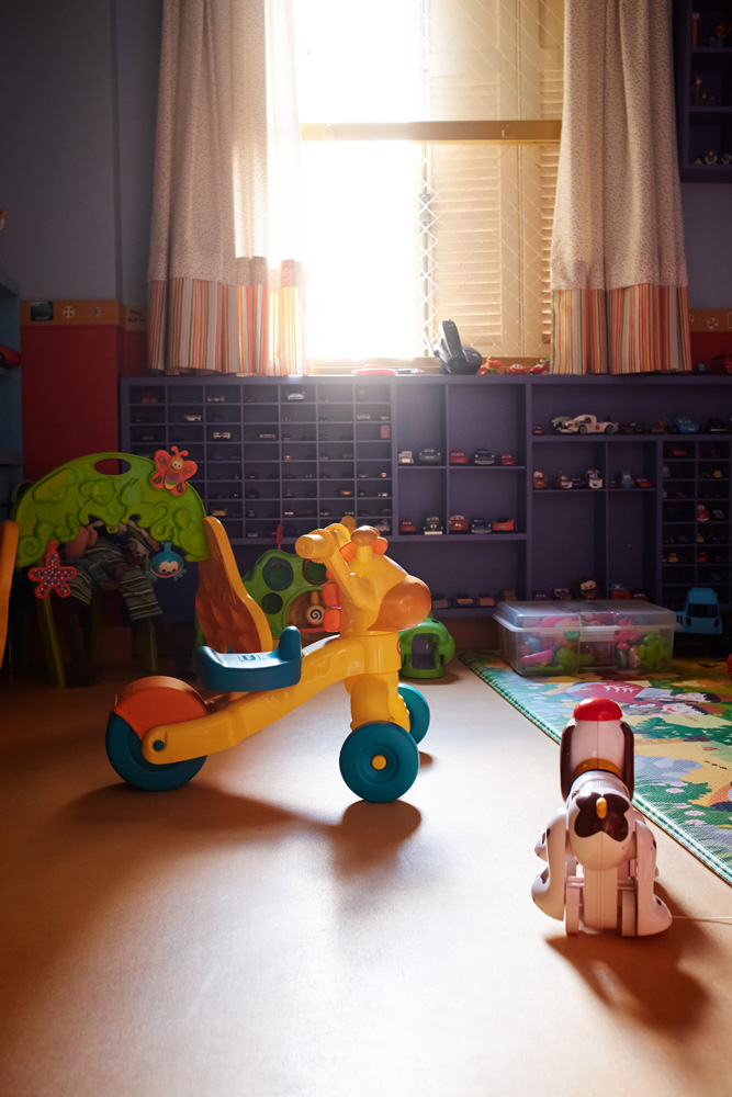 Relax:  As crianças têm um quarto de brinquedos só pra elas. A estante embaixo da janela foi feita sob medida e guarda a coleção de carrinhos dos pequenos