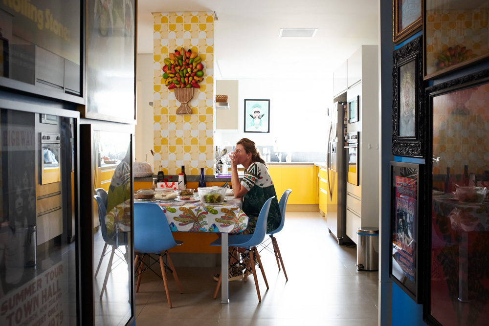 Balcões: Na cozinha, os azulejos são de antiquário. O espaço é onde a família se reúne pros cafés da manhã