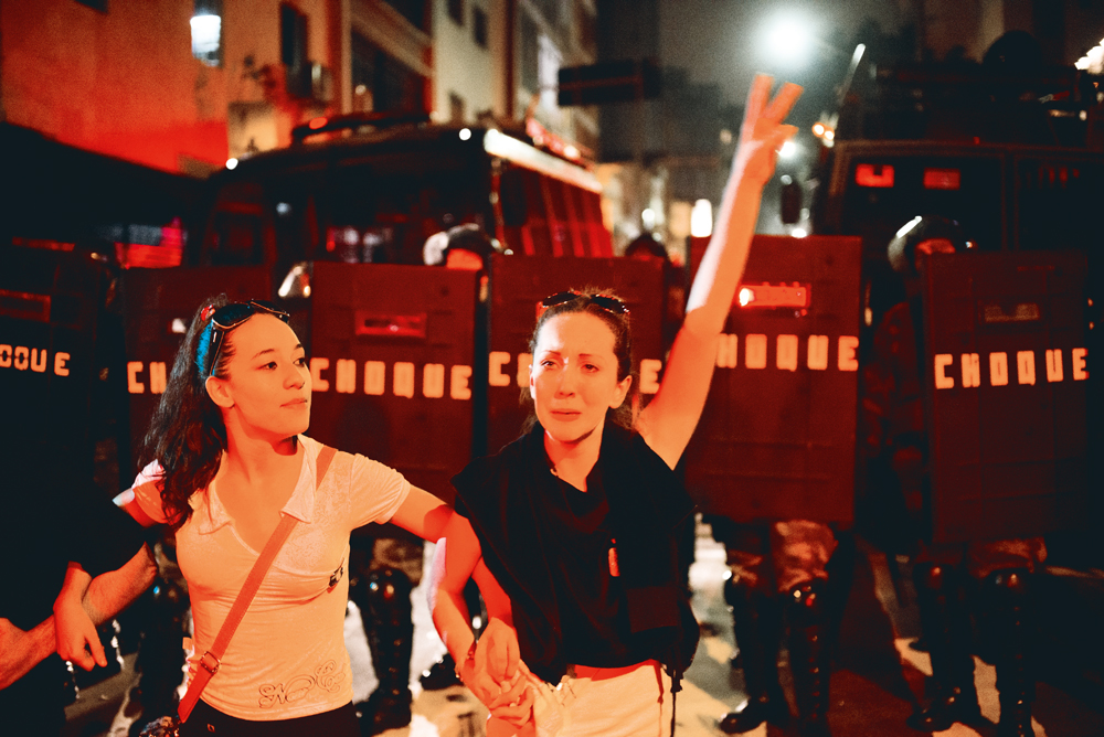 17 de junho de 2013, São Paulo, 20h: Manifestantes fazem cordão humano na frente do Choque da Polícia Militar