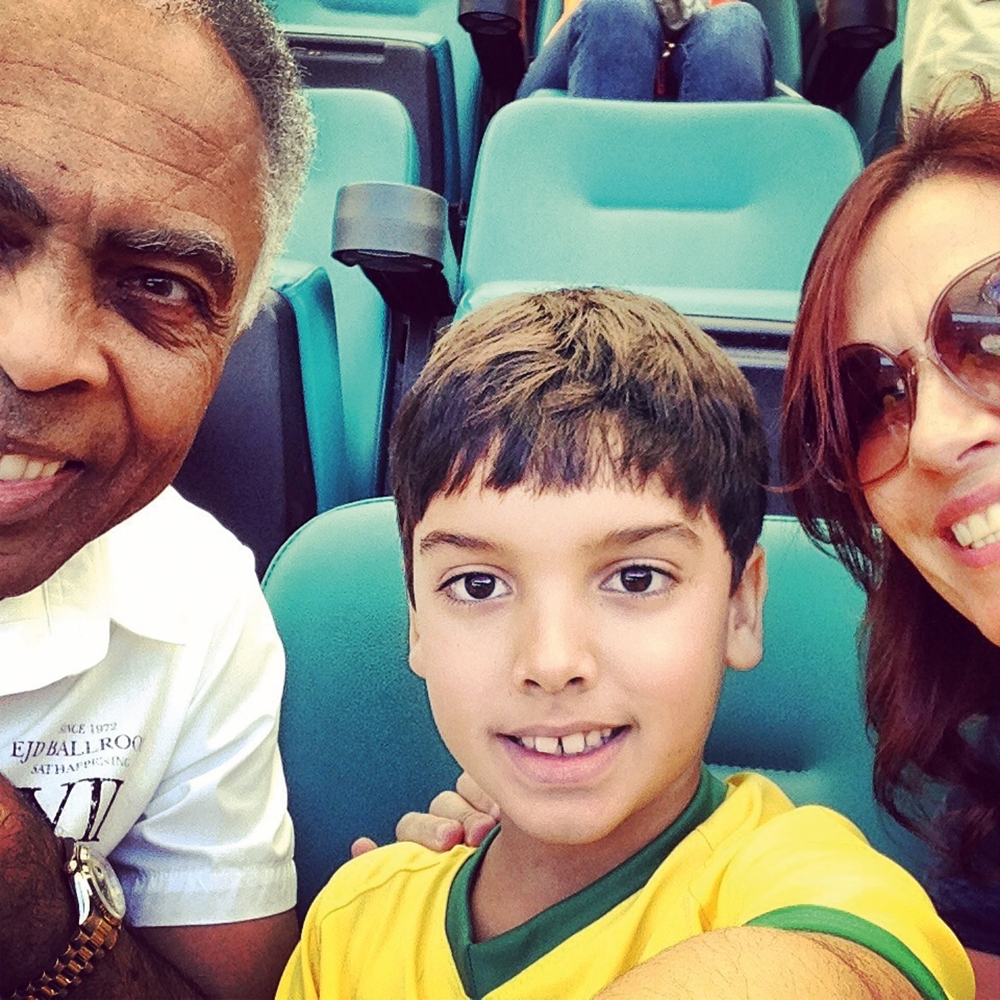 Fortaleza/15h: Gilberto Gil e sua turma em dia de jogo: a mulher, Flora, os netos e amigos como Fagner e Andrucha Waddington