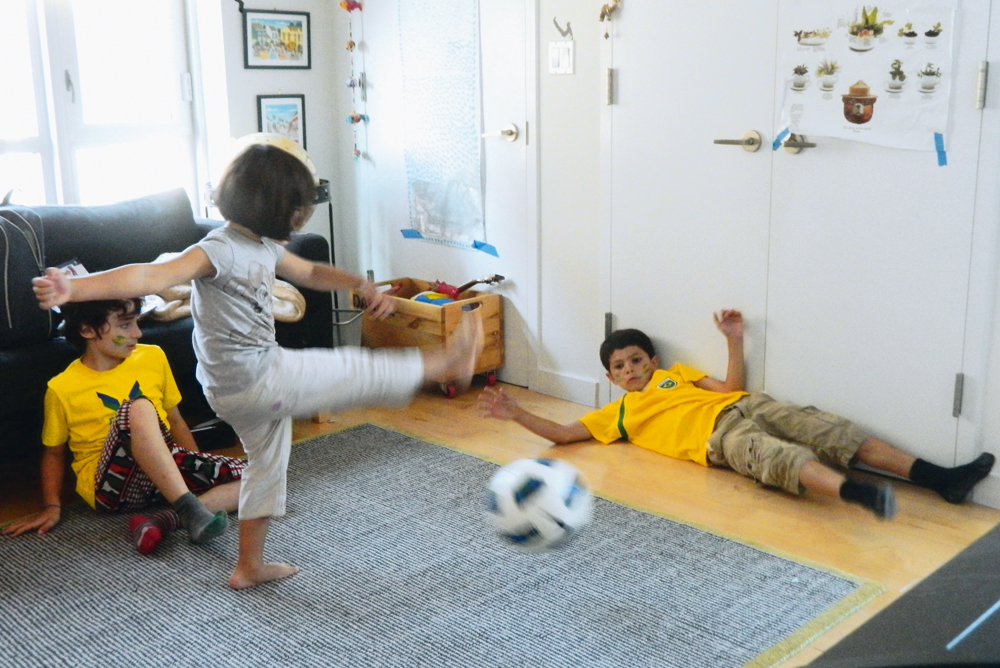Nova York, 18h: Tania Menai, colunista da Tpm, registra a filha, Laila, brincando de futebol com os amigos depois do jogo do Brasil