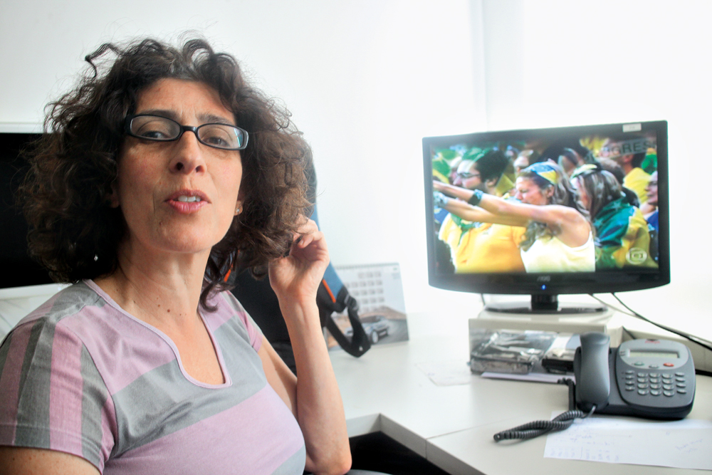 São Paulo, 17h: O fotógrafo e diretor do filme Junho, João Wainer, clica a jornalista Marlene Bergamo na redação da Folha de S. Paulo