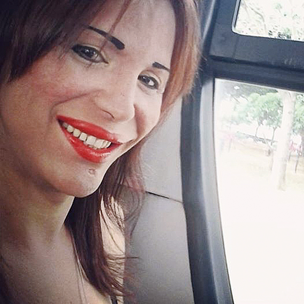 São Paulo, 17h: Gerente de limpeza em uma sauna gay, Luisa Marilac ficou conhecida por tomar uns bons drinque em vídeo na internet. Ela passou o primeiro tempo do jogo no ônibus, voltando para casa, mas garante que não está na pior