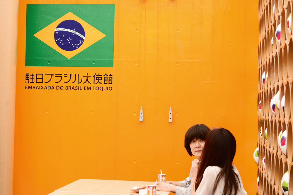 Tóquio, 8h: O jornalista Tiago Maranhão fotografa amigas japonesas conversando na Embaixada Brasileira