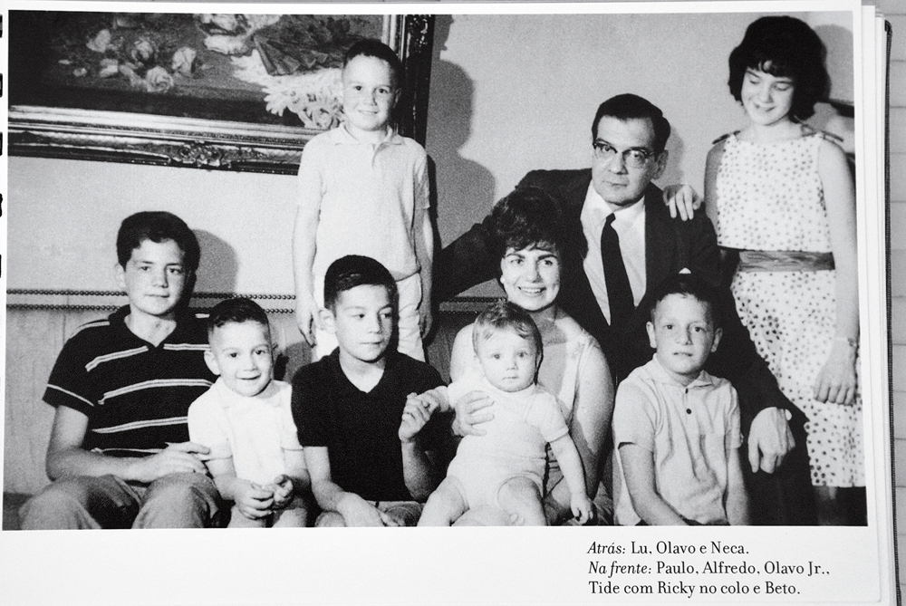 Pais e filhos: atrás, José Luiz, Olavo e Neca, em pé. Na frente a partir da esquerda: Paulo, Alfredo, Olavo Jr., Tide, com Ricky no colo, e Beto