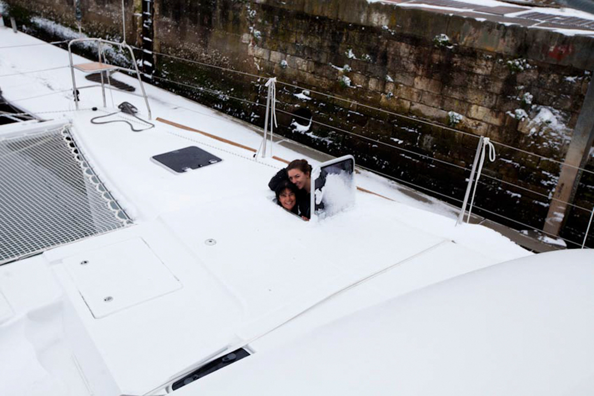 Numa travessia de barco em La Rochelle com a capitã Nadia Megonn