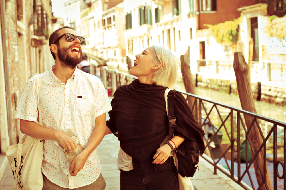 Veneza, 9h30: O fotógrafo Pablo Saborido registra os amigos da viagem, Nico e Julia