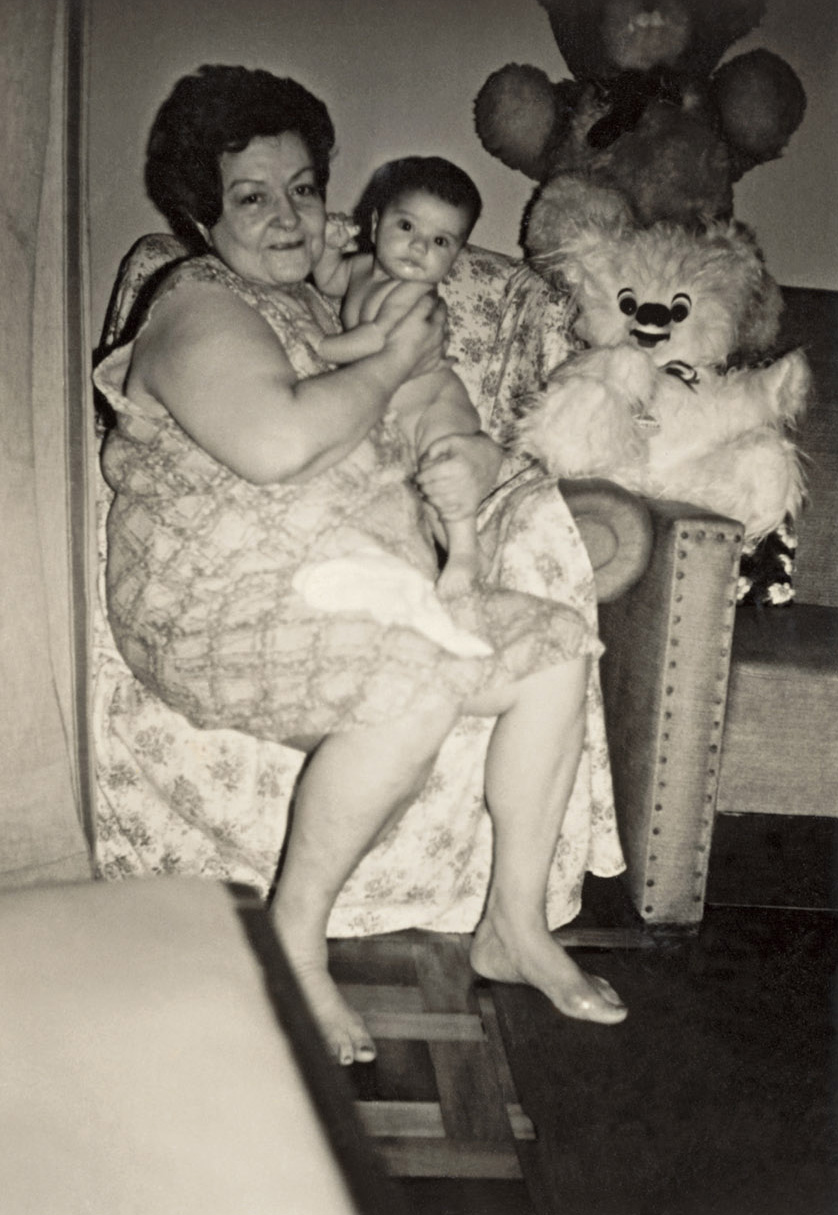 A avó de Rita, modista e militante, com o bisneto no colo