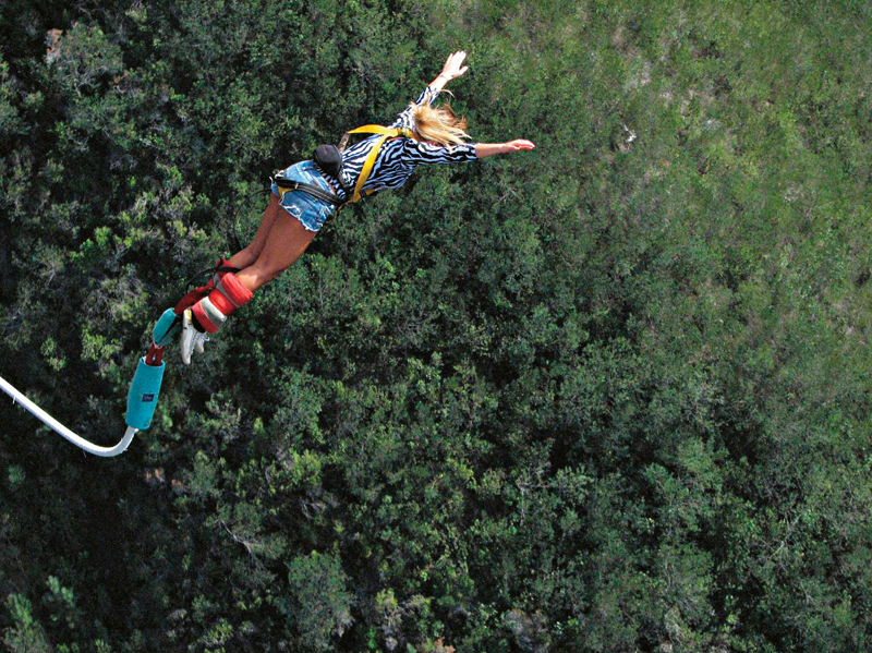 Saltando do maior bungee-jump do mundo, na África do Sul