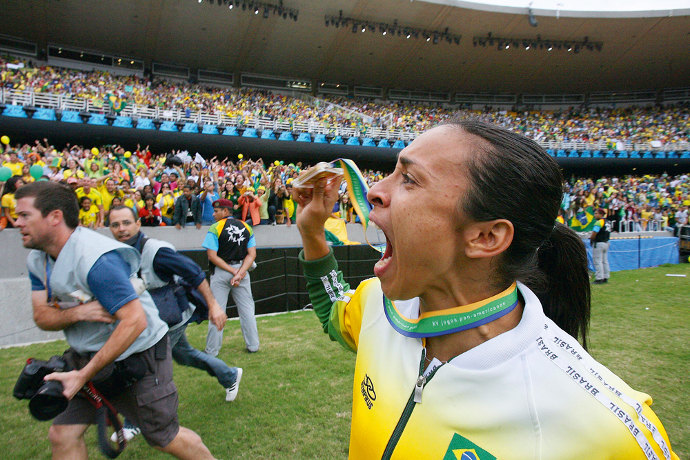 No Maracanã, Marta comemora a medalha de ouro conquistada nos Jogos Pan-americanos de 2007