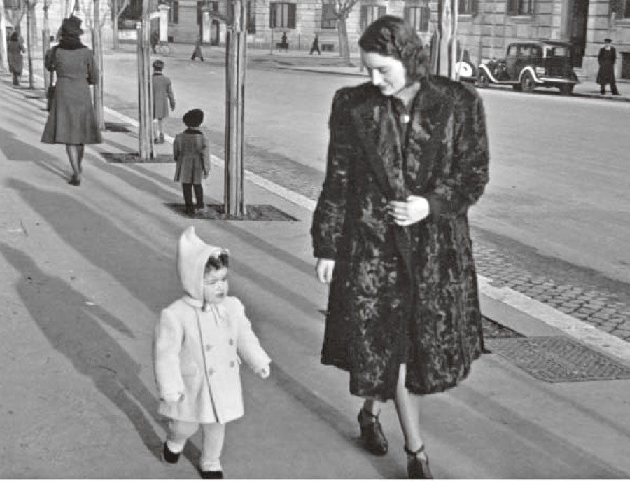 De sobretudo branco passeando com a mãe pela Toscana, na Itália, em 1943