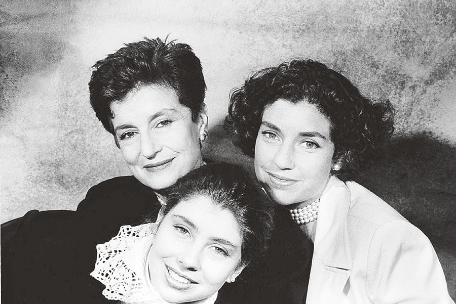 Com as filhas, Consuelo e Alessandra, em 1972, na casa de Gabriella Pascolato