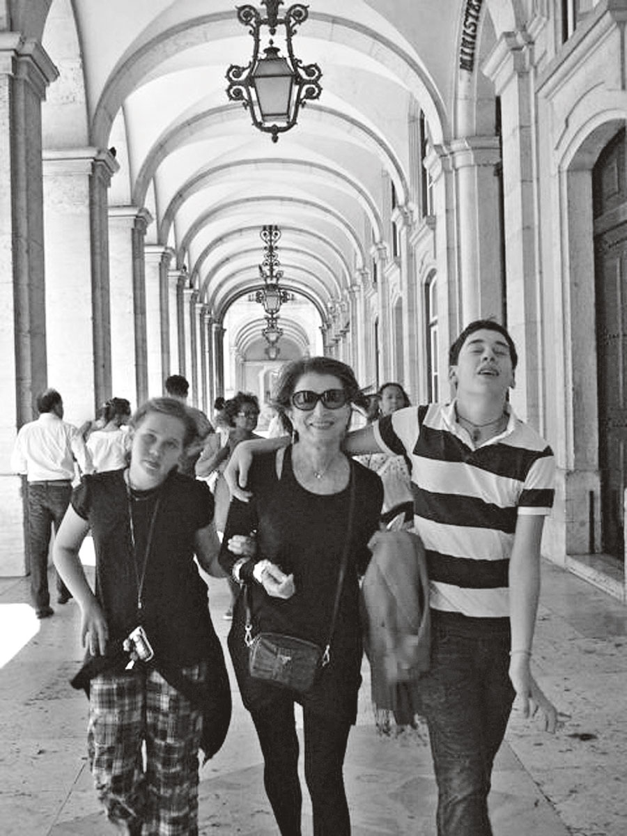 Em 2006, com os netos, Allegra e Cosimo, em Lisboa, Portugal