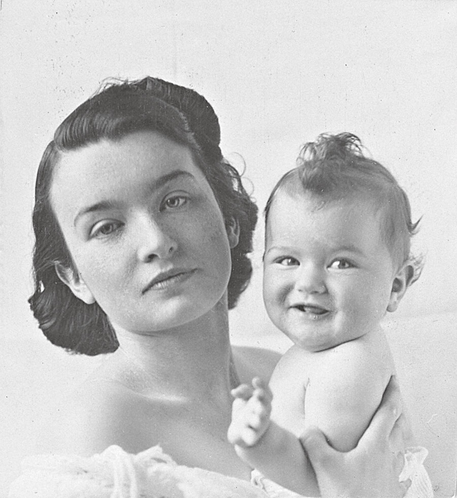 Com 1 ano, no colo da mãe, Gabriella Pascolato, em 1942