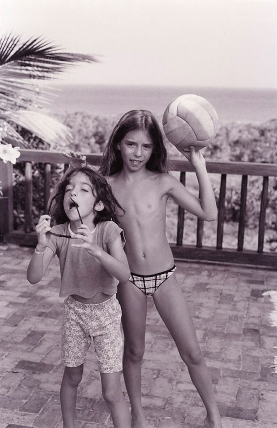 As meninas Isabel e Helena, em Trancoso (BA), em 1995