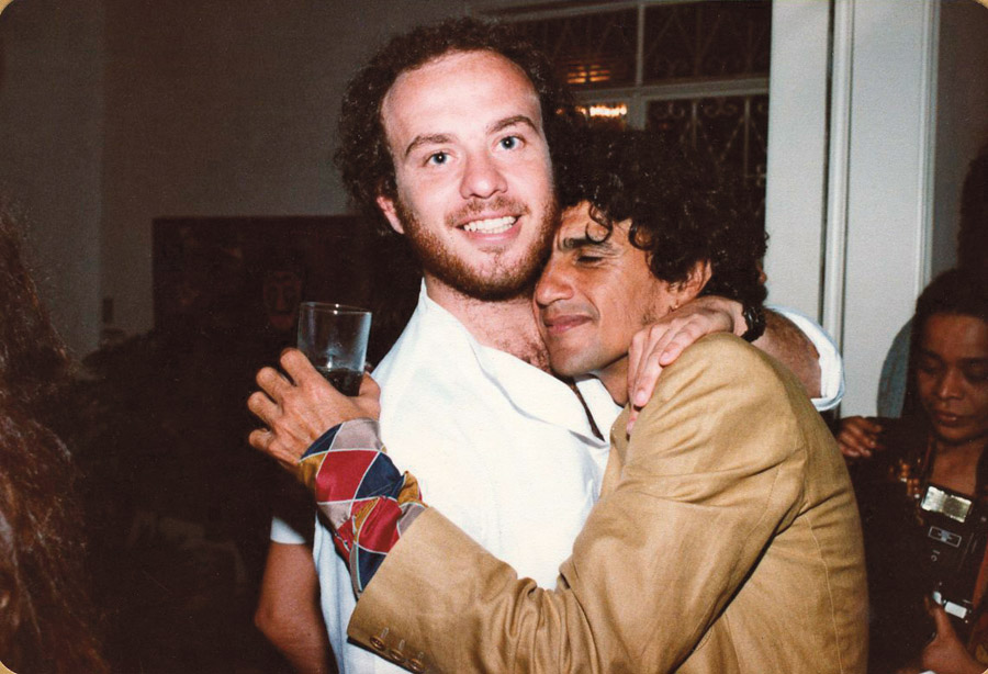 Em 1980, Bob encontra o amigo Caetano Veloso numa festa