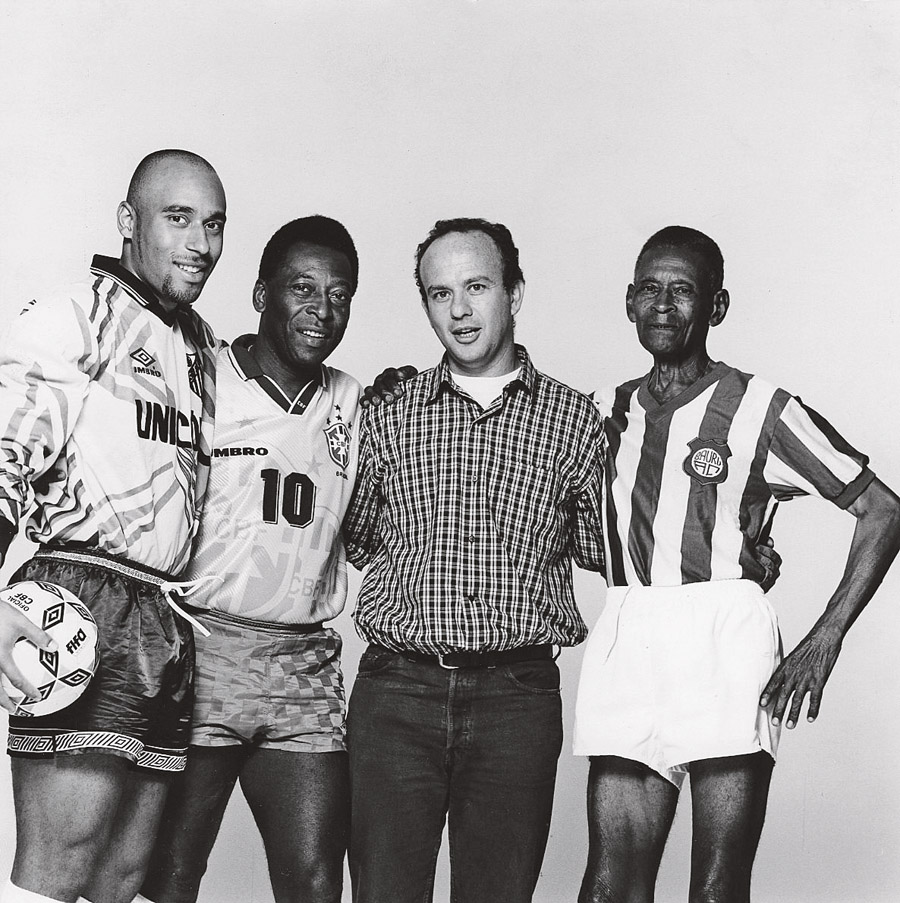 Bob entre as três gerações: Edinho, Pelé e Dodinho, em 1995, num editorial para a revista Placar